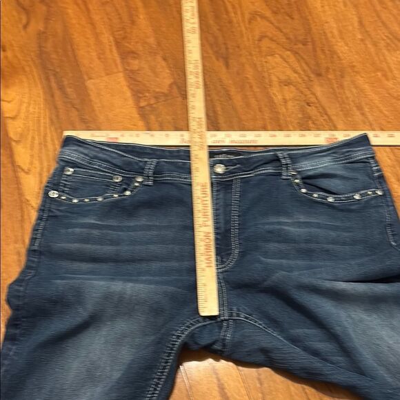 Versatile Suko Jeans with Natural Wear - Picture 10 of 10